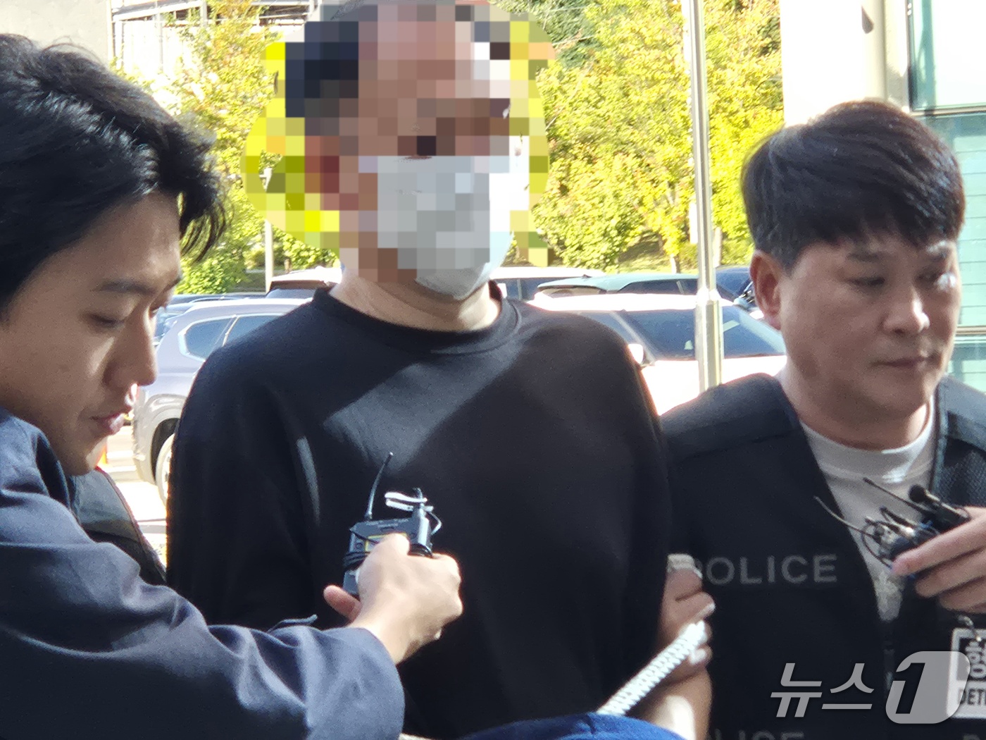 (남양주=뉴스1) 양희문 기자 = 경기 남양주시 한 별장에서 70대 여성을 흉기로 찔러 살해한 혐의를 받는 50대 수행기사가 28일 구속 전 피의자 심문(영장실질심사)을 받기 위해 …