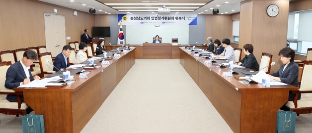 충남도의회 3기 입법 평가위원회 위촉식…김아진 위원장 선출