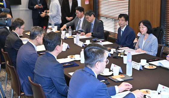 통신 3사 CEO 간담회 발언하는 송경희 위원장