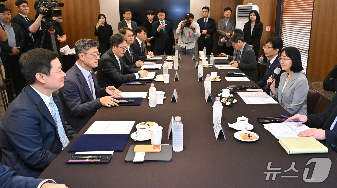 (서울=뉴스1) 이광호 기자 = 송경희 개인정보보호위원회 위원장이 28일 오후 서울 중구 한국프레스센터에서 열린 통신 3사 CEO 간담회에 참석해 모두발언을 하고 있다. (공동취재 …
