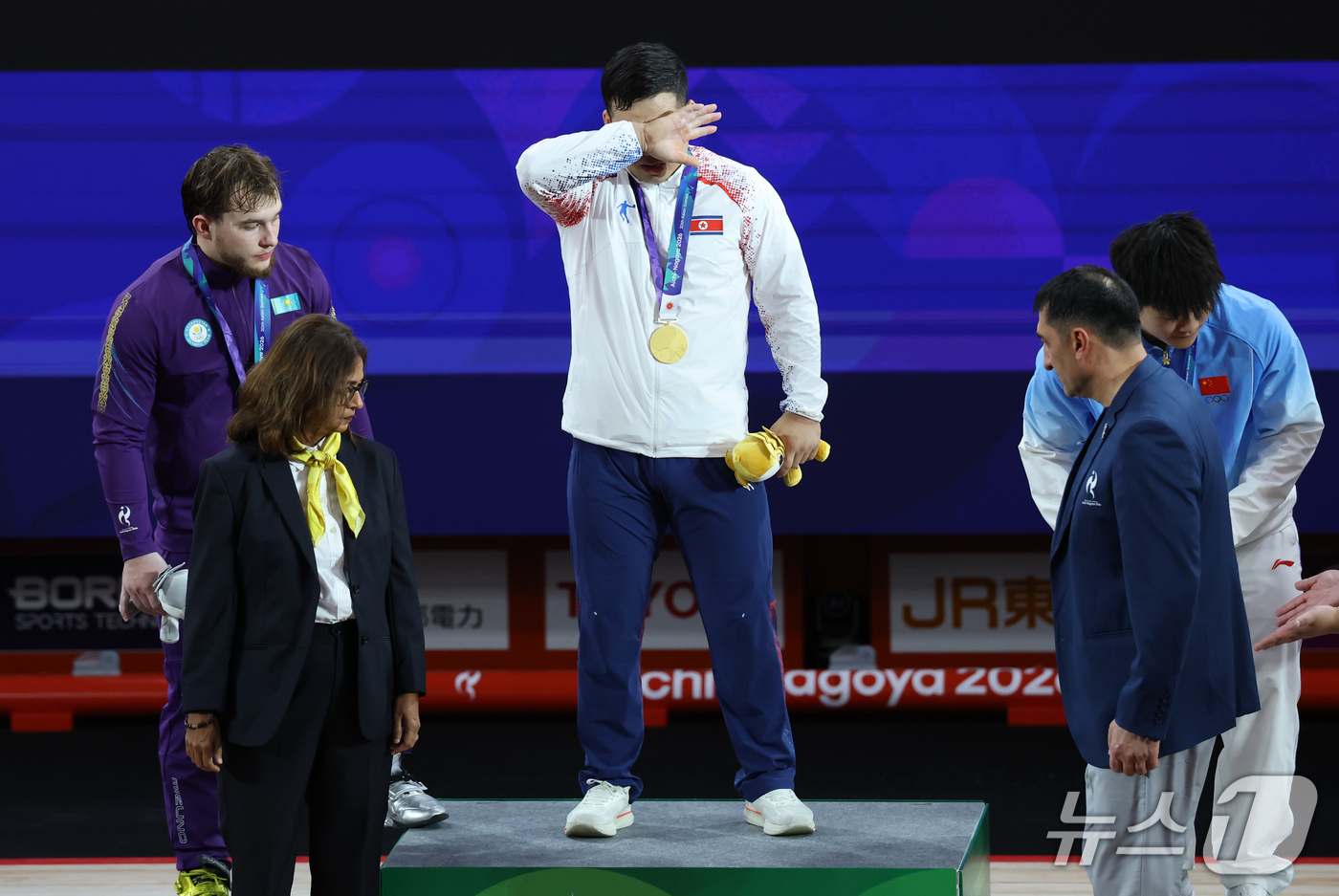 (나고야=뉴스1) 김민지 기자 = 28일 일본 아이치현 나고야 중소기업진흥회관에서 열린 2026 아이치·나고야 아시안게임 남자 역도 85kg 결승 시상식에서 금메달리스트인 북한 노 …