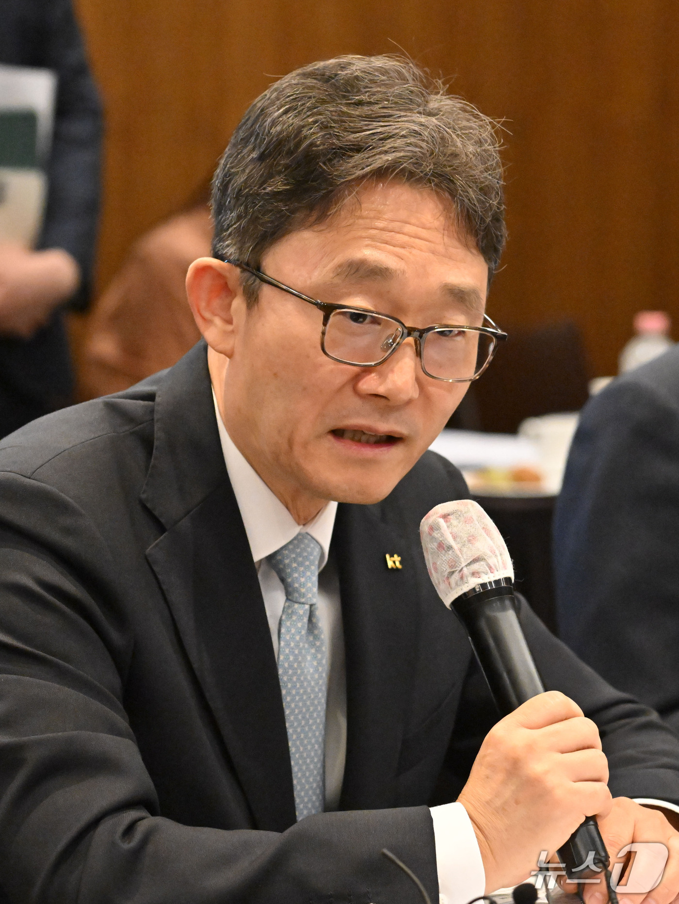 (서울=뉴스1) 이광호 기자 = 박윤영 KT 대표이사가 28일 오후 서울 중구 한국프레스센터에서 열린 개인정보보호위원장-통신 3사 CEO 간담회에 참석해 발언을 하고 있다. (공동 …