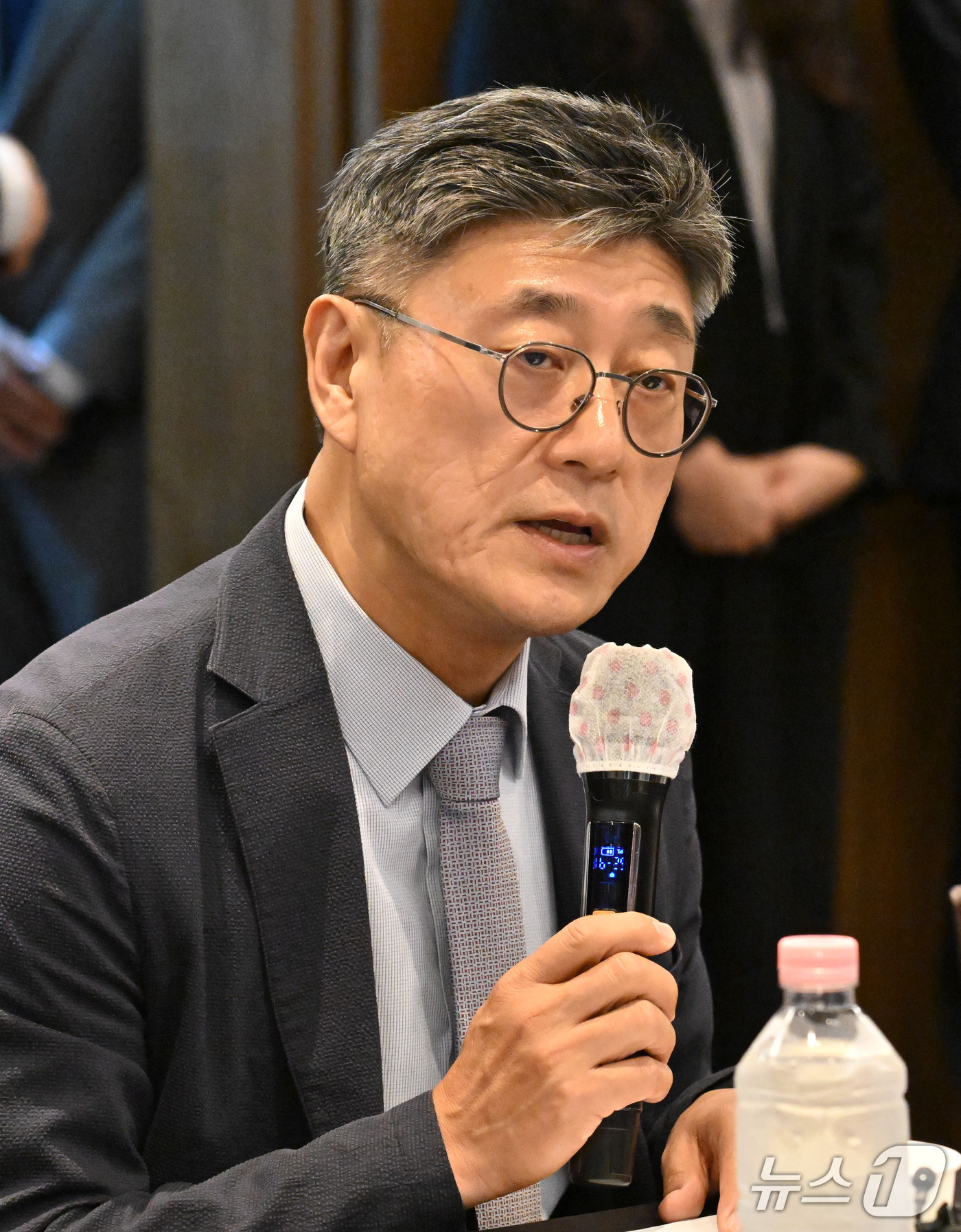 (서울=뉴스1) 이광호 기자 = 정재헌 SK텔레콤 대표이사가 28일 오후 서울 중구 한국프레스센터에서 열린 개인정보보호위원장-통신 3사 CEO 간담회에 참석해 발언을 하고 있다. …