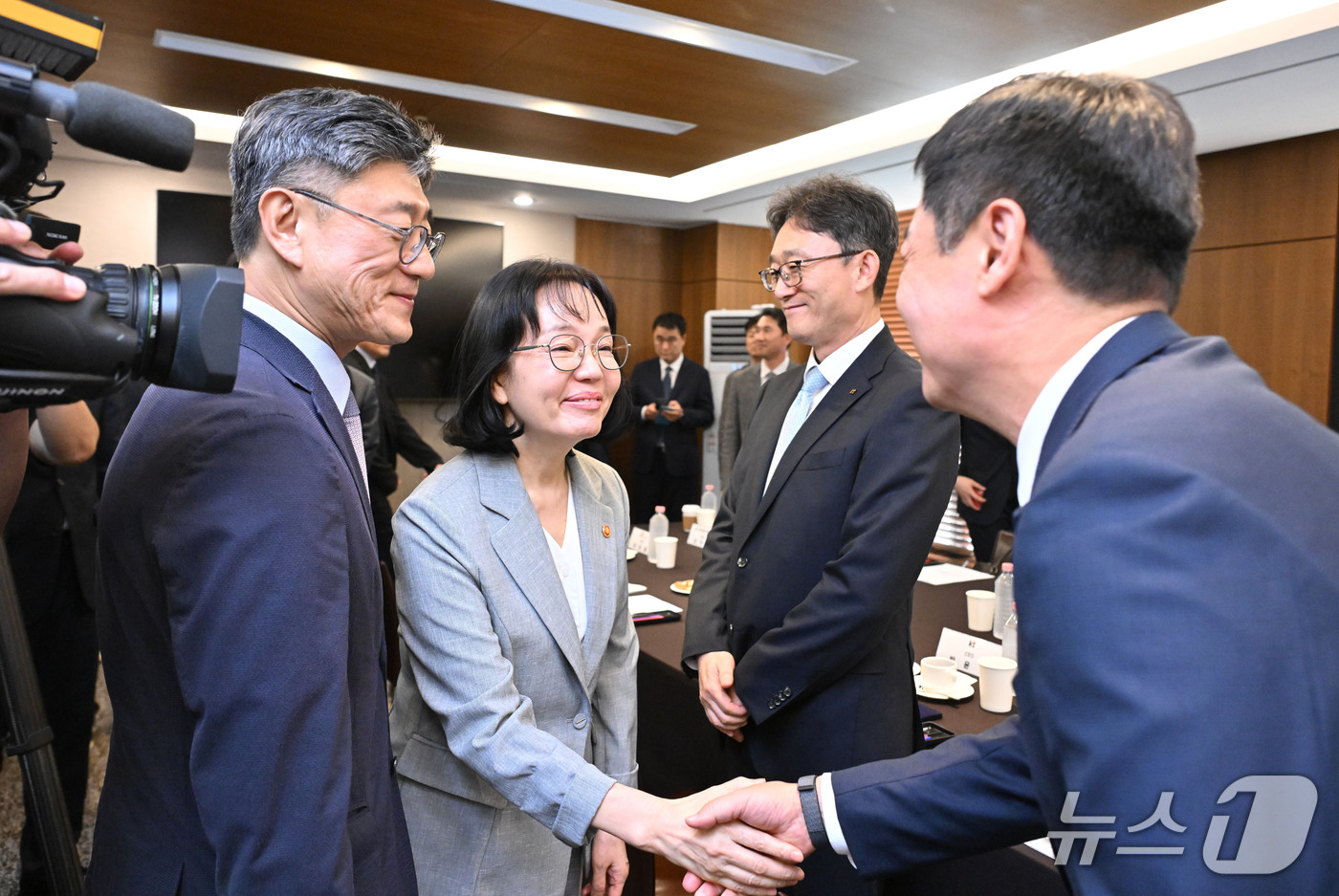 (서울=뉴스1) 이광호 기자 = 송경희 개인정보보호위원회 위원장이 28일 오후 서울 중구 한국프레스센터에서 열린 통신 3사 CEO 간담회에서 참석자들과 인사를 나누고 있다.왼쪽부터 …