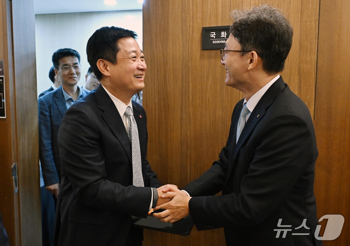 (서울=뉴스1) 이광호 기자 = 홍범식 LG유플러스 대표(왼쪽)와 박윤영 KT 대표가 28일 서울 중구 프레스센터에서 열린 개인정보보호위원장과 통신3사 CEO 간 간담회에서 악수하 …