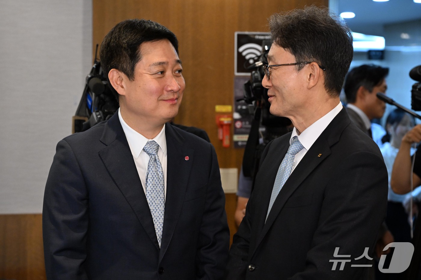 (서울=뉴스1) 이광호 기자 = 홍범식 LG유플러스 대표(왼쪽)와 박윤영 KT 대표가 28일 서울 중구 프레스센터에서 열린 개인정보보호위원장과 통신3사 CEO 간 간담회에서 대화를 …