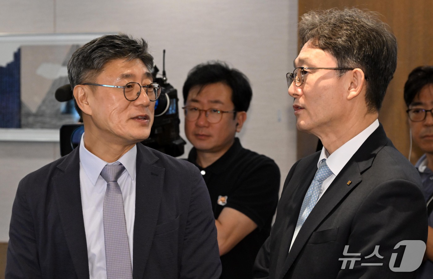 (서울=뉴스1) 이광호 기자 = 정재헌 SK텔레콤 대표(왼쪽)와 박윤영 KT 대표가 28일 서울 중구 프레스센터에서 열린 개인정보보호위원장과 통신3사 CEO 간 간담회에서 대화를 …