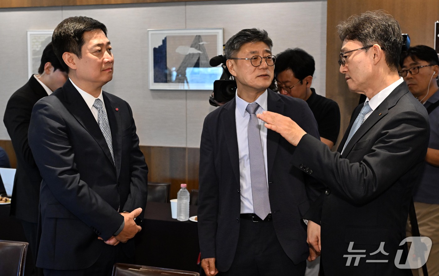 (서울=뉴스1) 이광호 기자 = 홍범식 LG유플러스 대표(왼쪽부터), 정재헌 SK텔레콤 대표, 박윤영 KT 대표가 28일 서울 중구 프레스센터에서 열린 개인정보보호위원장과 통신3사 …