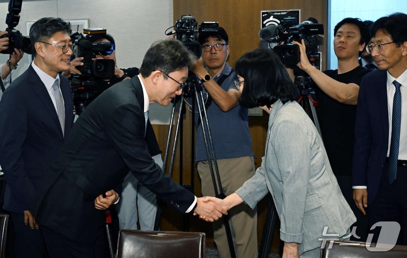 (서울=뉴스1) 이광호 기자 = 송경희 개인정보보호위원장이 28일 서울 중구 프레스센터에서 열린 통신3사 CEO 간담회에서 박윤영 KT 대표와 악수하고 있다. (공동취재) 2026 …
