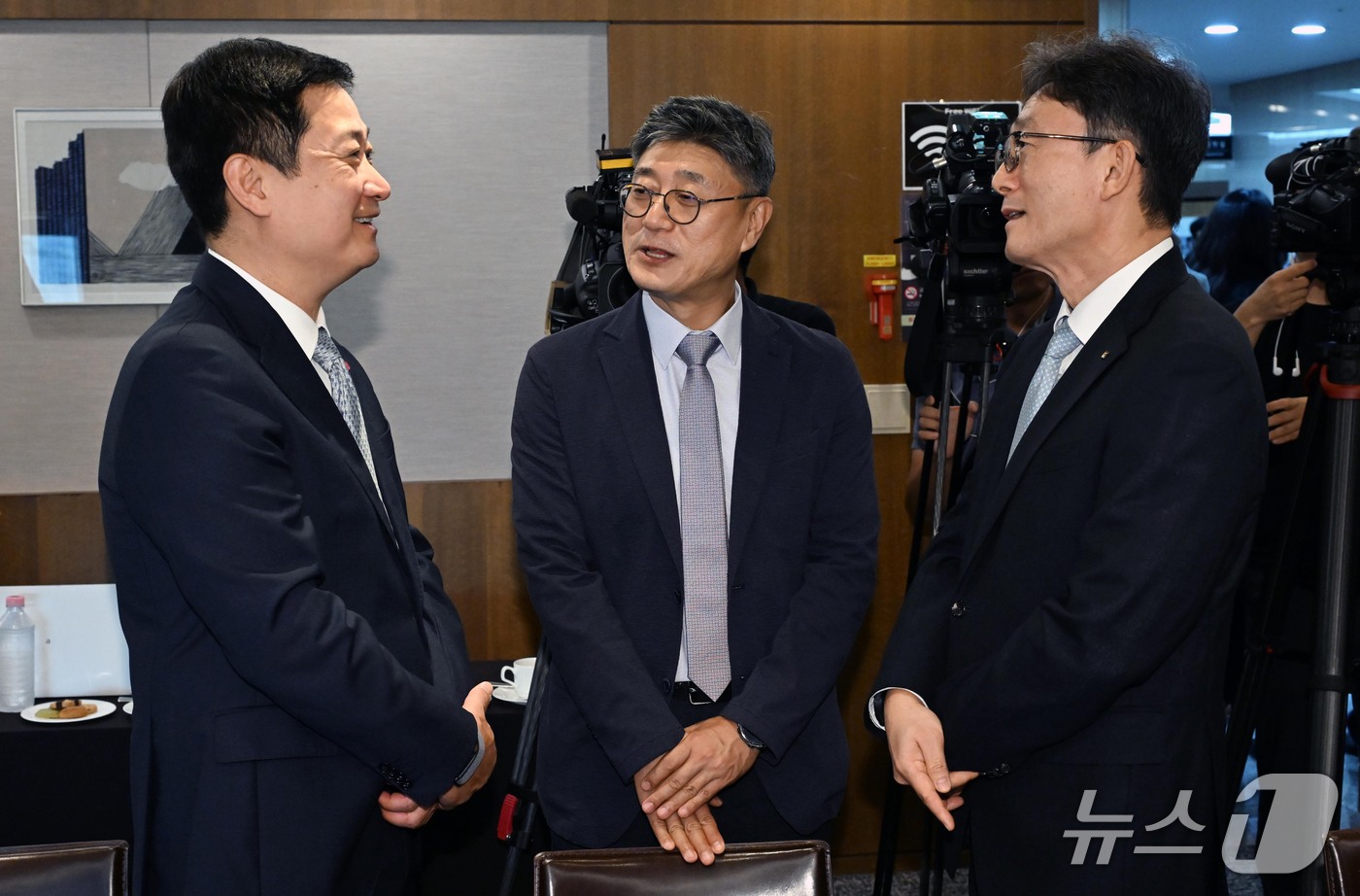 (서울=뉴스1) 이광호 기자 = 홍범식 LG유플러스 대표(왼쪽부터), 정재헌 SK텔레콤 대표, 박윤영 KT 대표가 28일 서울 중구 프레스센터에서 열린 개인정보보호위원장과 통신3사 …