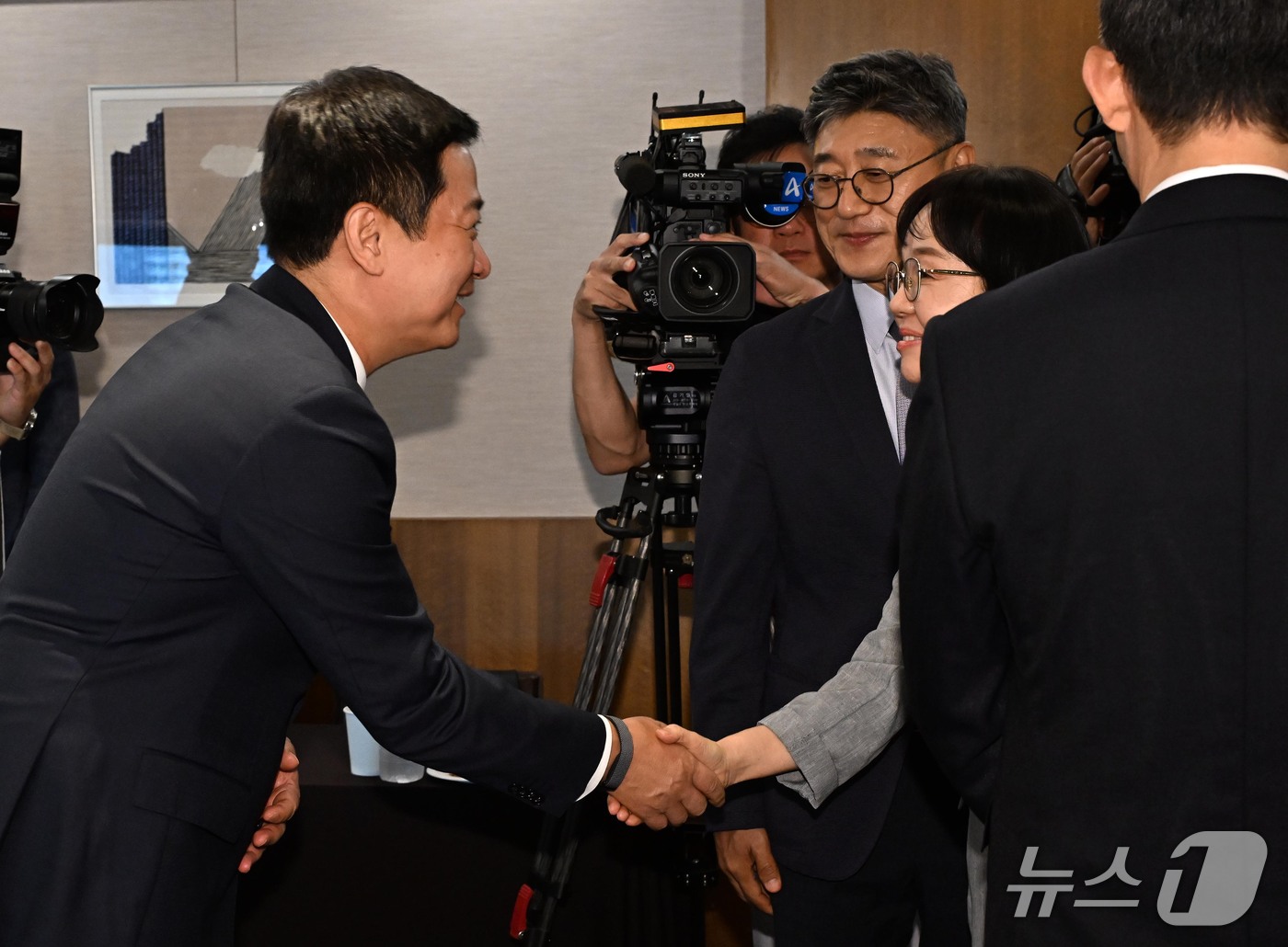 (서울=뉴스1) 이광호 기자 = 송경희 개인정보보호위원장(오른쪽)이 28일 서울 중구 프레스센터에서 열린 통신3사 CEO 간담회에서 홍범식 LG유플러스 대표와 악수하고 있다. (공 …