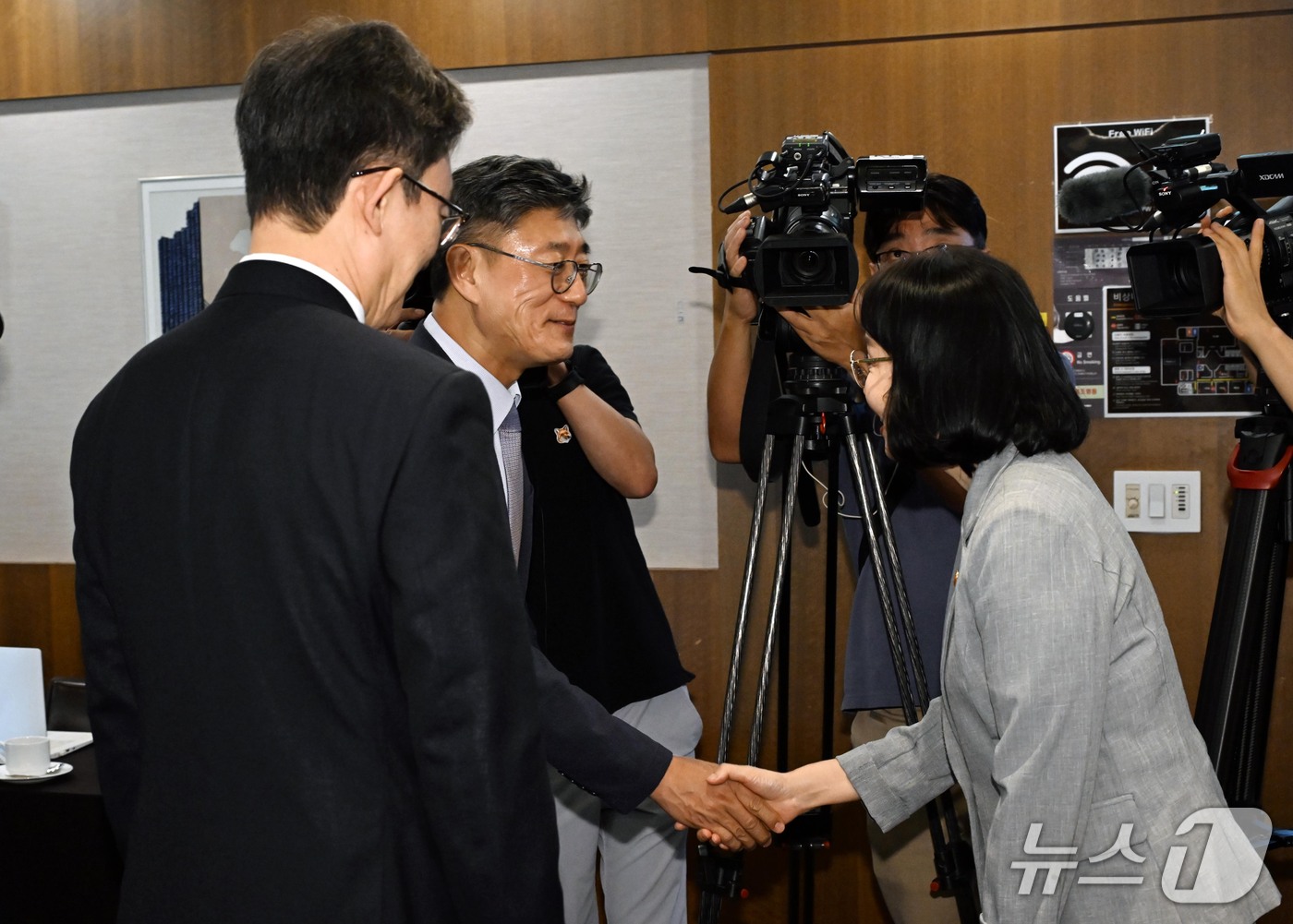 (서울=뉴스1) 이광호 기자 = 송경희 개인정보보호위원장(오른쪽)이 28일 서울 중구 프레스센터에서 열린 통신3사 CEO 간담회에서 정재헌 SK텔레콤 대표와 악수하고 있다. (공동 …