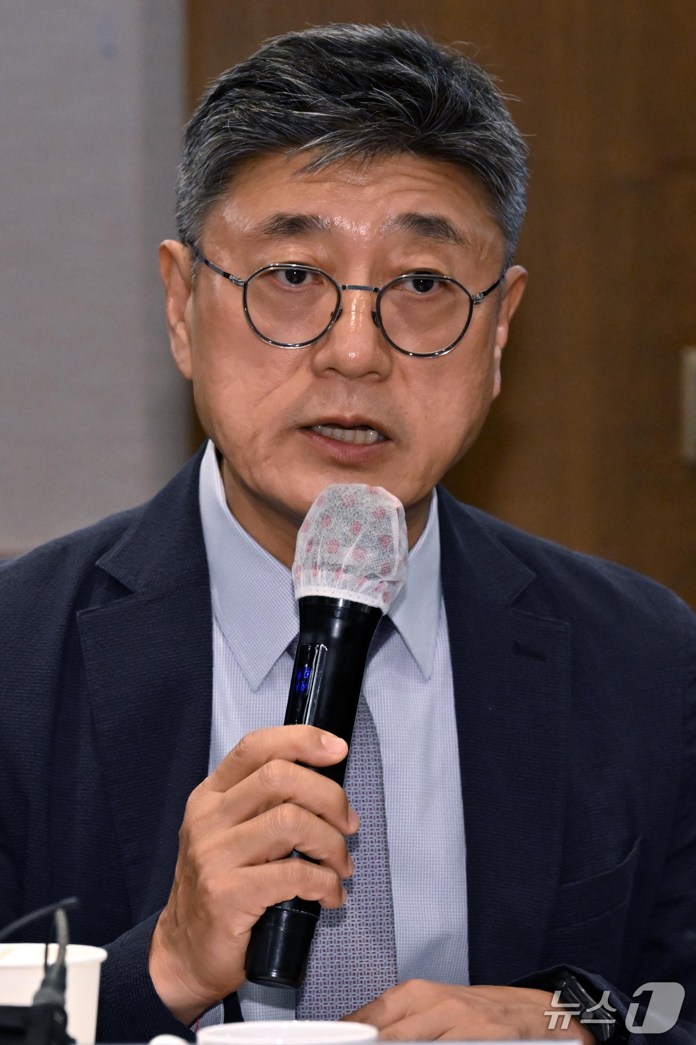 (서울=뉴스1) 이광호 기자 = 정재헌 SK텔레콤 대표가 28일 서울 중구 프레스센터에서 열린 개인정보보호위원장과 통신3사 CEO 간 간담회에서 인사말을 하고 있다. (공동취재) …