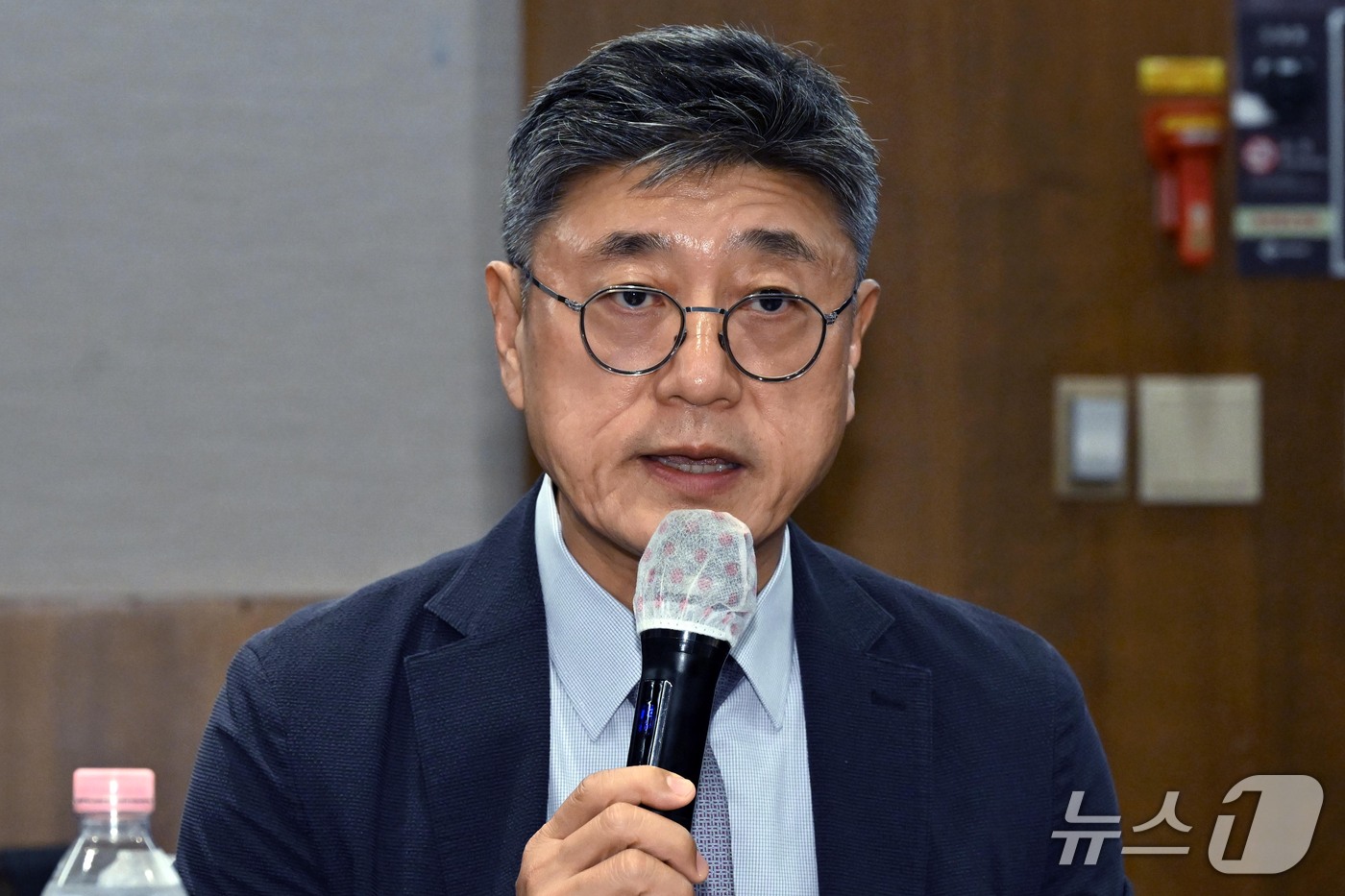 (서울=뉴스1) 이광호 기자 = 정재헌 SK텔레콤 대표가 28일 서울 중구 프레스센터에서 열린 개인정보보호위원장과 통신3사 CEO 간 간담회에서 인사말을 하고 있다. (공동취재) …