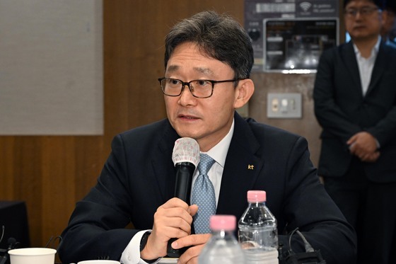 인사말 하는 박윤영 KT 대표