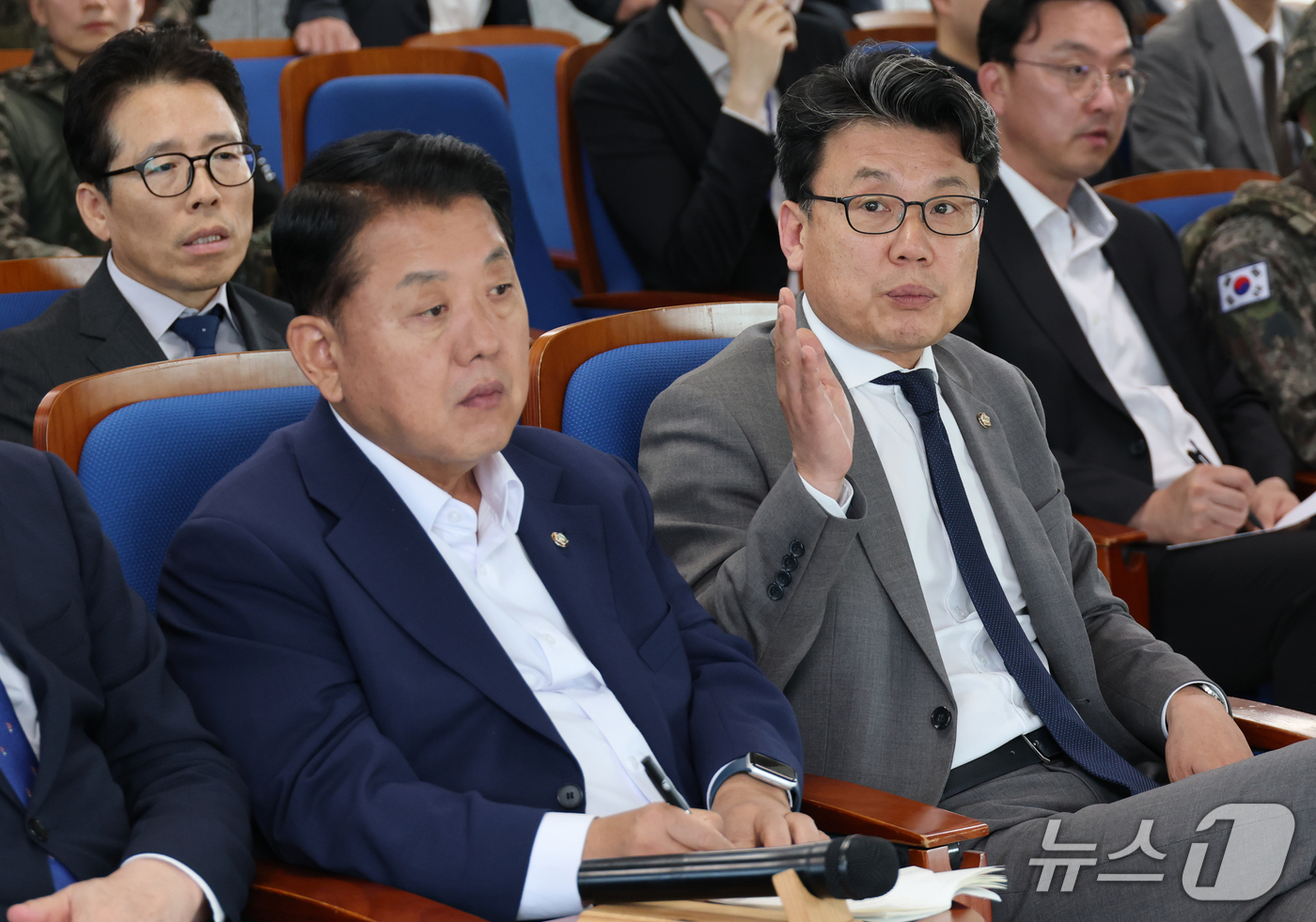 (연천=뉴스1) 국회사진기자단 = 진성준 국회 국방위원장을 비롯한 국방위원들이 28일 오후 경기 연천군 육군 25사단 비룡전망대를 찾아 비무장지대(DMZ)에서 발생한 지뢰 추정 폭 …