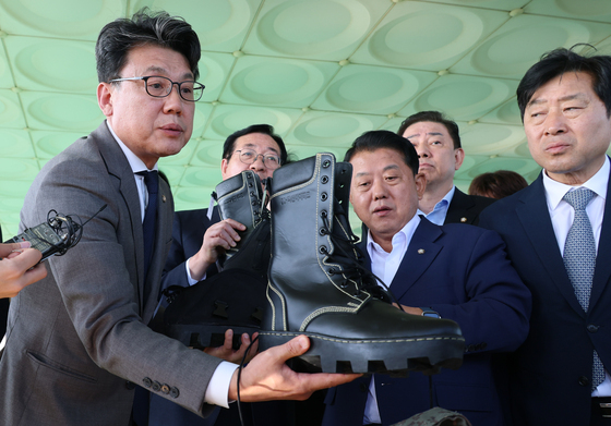 DMZ 현장 찾은 국방위…합참 "北 지뢰 여부 등 국과수 결과 볼 것"
