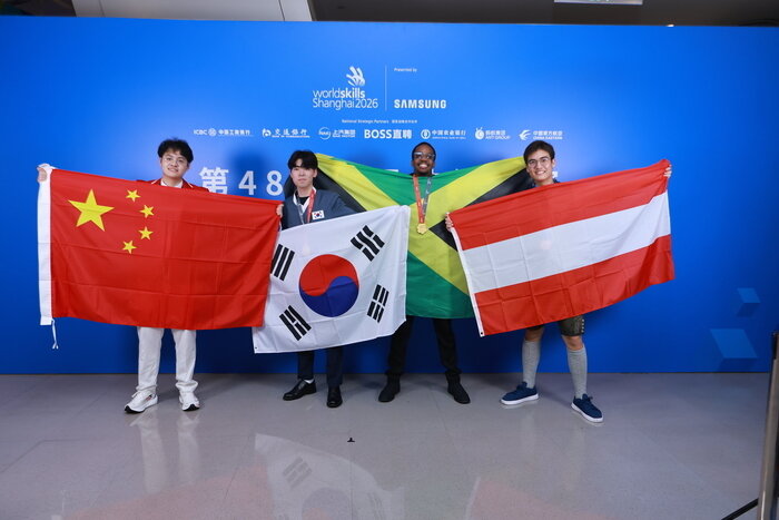 본문 이미지 - 국가대표 유예찬 삼성전기 선수(왼쪽 두 번째)가 중국 상하이에서 지난 22∼27일 열린 제48회 국제기능올림픽대회 광전자기술 종목에서 금메달을 획득한 뒤 태극기를 펼쳐 들고 기념촬영을 하고 있다.(한국산업인력공단 제공. 재판매 및 DB 금지) 2026.9.28/뉴스1