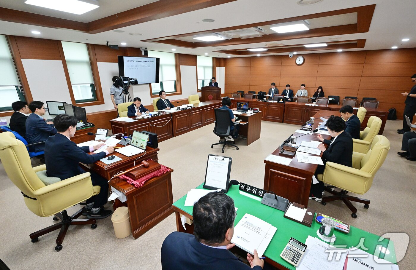 본문 이미지 - 울산시의회가 28일 한양현 울산신용보증재단 이사장 후보자를 상대로 인사청문회를 열고 있다.(울산시의회 제공. 재판매 및 DB 금지)2026.09.28./뉴스1