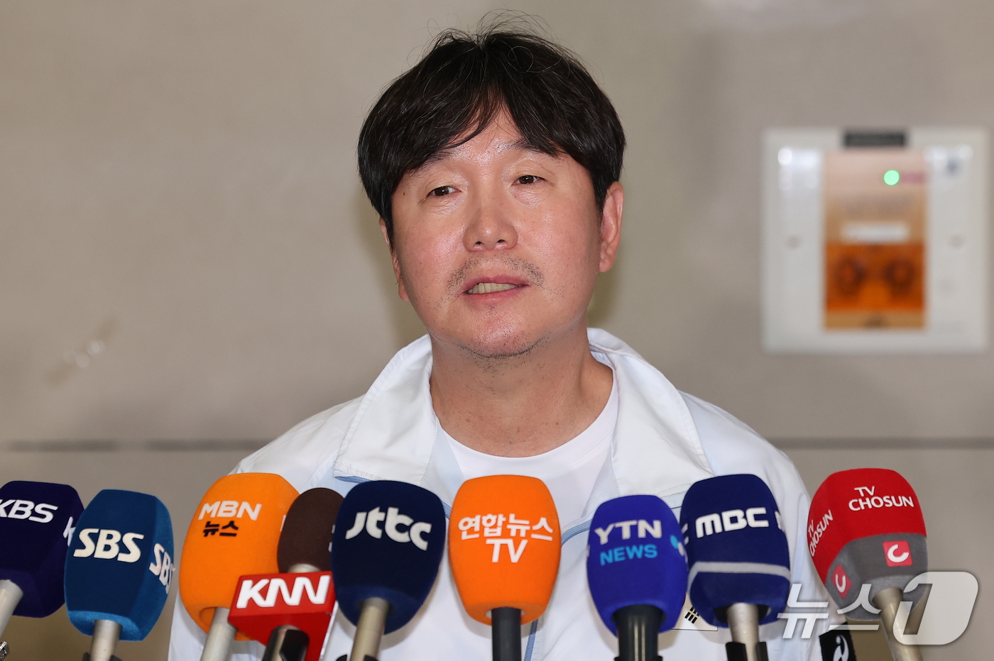 (인천공항=뉴스1) 김성진 기자 = 2026 아이치·나고야 아시안게임 금메달을 차지한 야구 대표팀 류지현 감독이 28일 인천국제공항 제2여객터미널을 통해 귀국한 후 취재진의 질문에 …