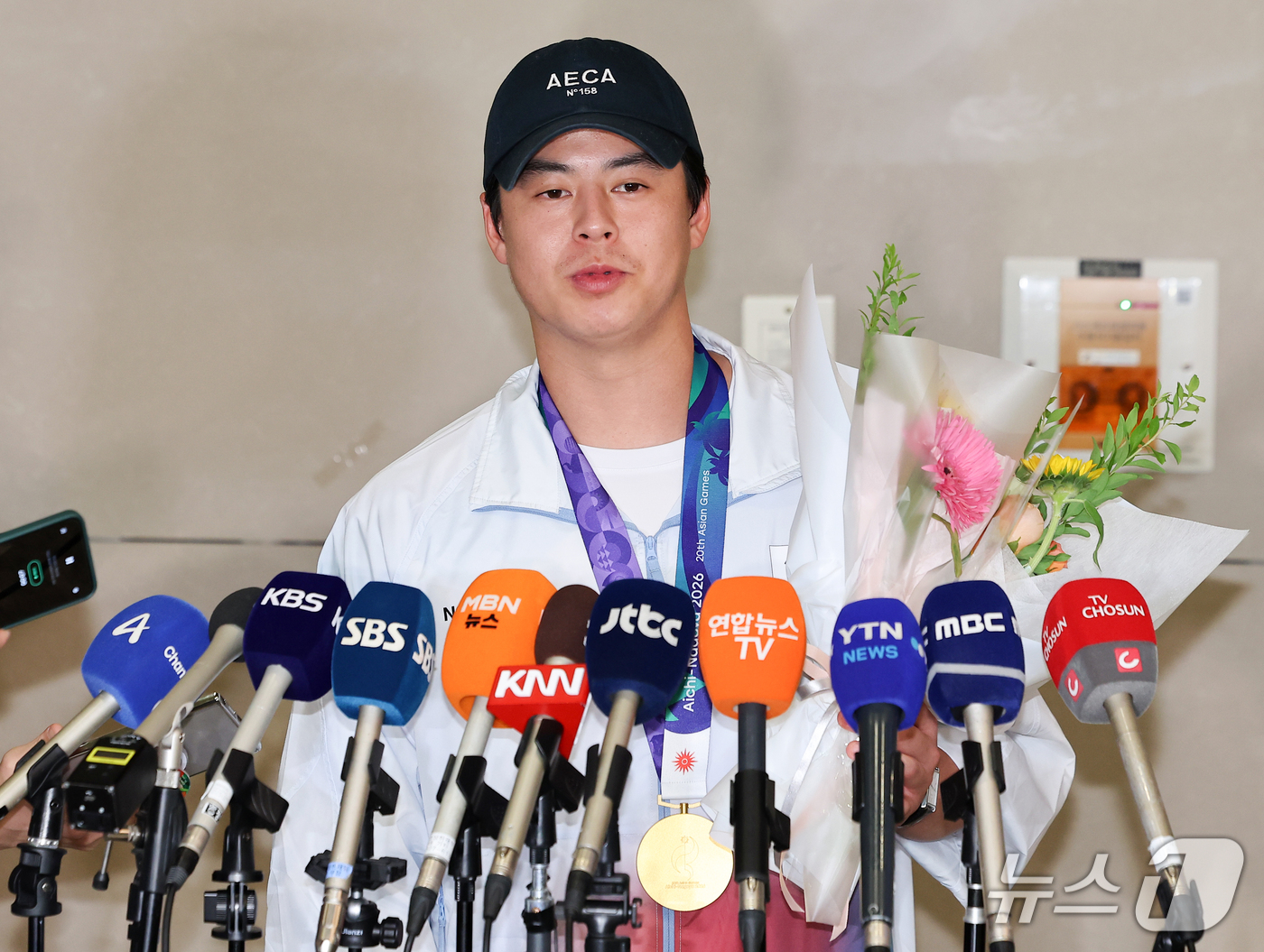 (인천공항=뉴스1) 김성진 기자 = 2026 아이치·나고야 아시안게임 금메달을 차지한 야구 대표팀 주장 노시환이 28일 인천국제공항 제2여객터미널을 통해 귀국한 후 취재진의 질문에 …