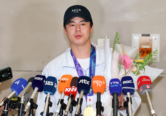 귀국 인터뷰하는 '금메달' 야구대표팀 주장 노시환