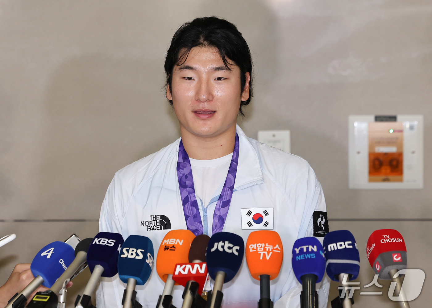 (인천공항=뉴스1) 김성진 기자 = 2026 아이치·나고야 아시안게임 금메달을 차지한 야구 대표팀 곽빈이 28일 인천국제공항 제2여객터미널을 통해 귀국한 후 취재진의 질문에 답하고 …