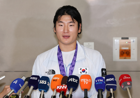 인터뷰하는 '금메달' 주역 곽빈