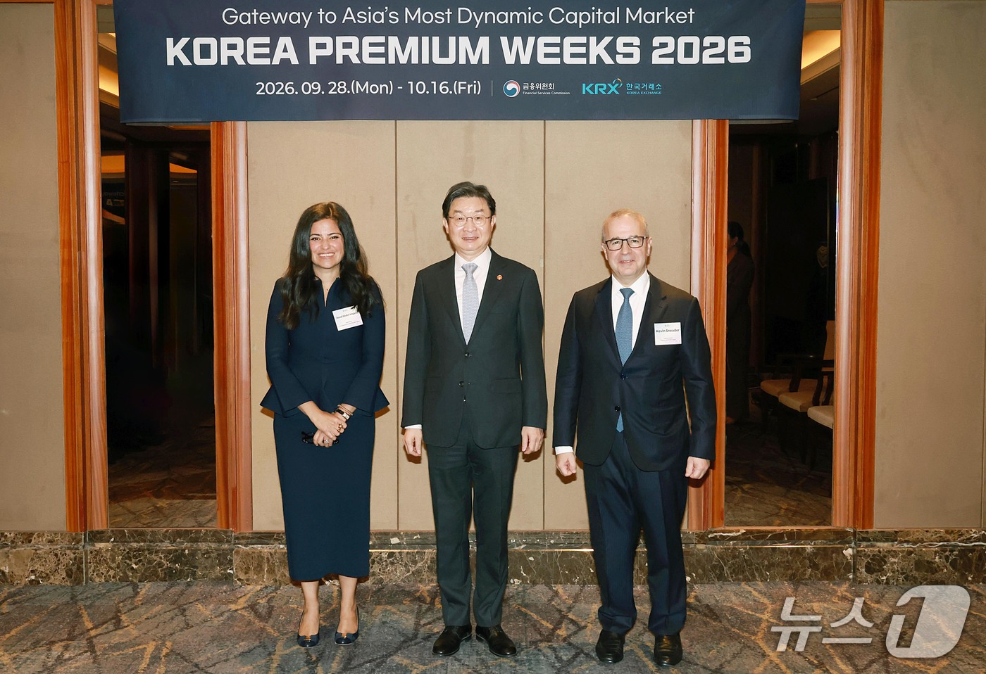 (서울=뉴스1) = 이억원 금융위원장이 28일 오후 서울 소공동 더그랜드롯데 서울에서 개막한 코리아 프리미엄 위크 개막식에 이어, 케빈 스니더 골드만삭스(Goldman Sachs) …
