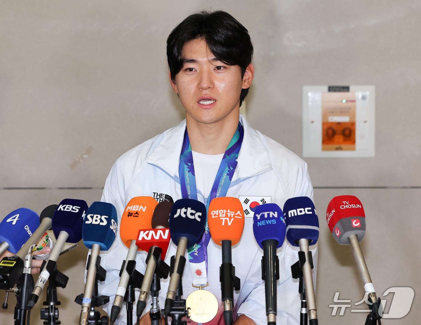(인천공항=뉴스1) 김성진 기자 = 2026 아이치·나고야 아시안게임 금메달을 차지한 야구 대표팀 김도영이 28일 인천국제공항 제2여객터미널을 통해 귀국한 후 취재진의 질문에 답하 …
