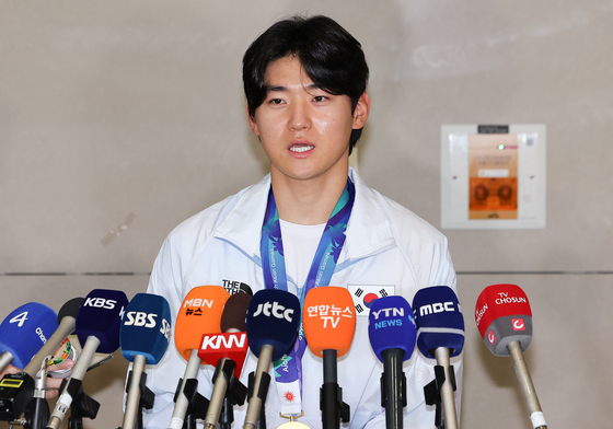 금메달 걸고 인터뷰하는 김도영