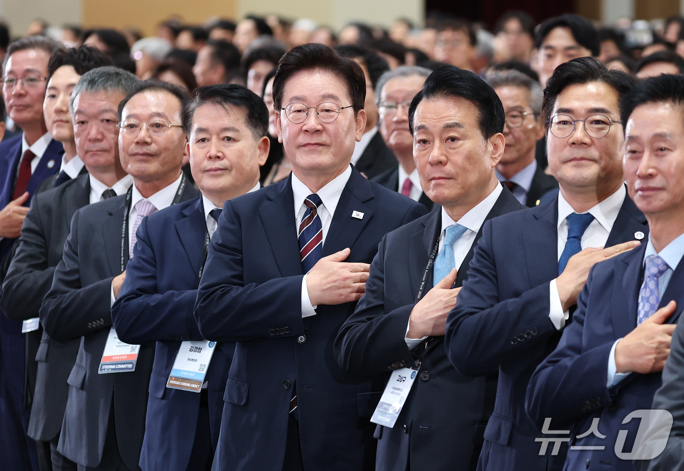 (인천=뉴스1) 이재명 기자 = 이재명 대통령이 28일 인천 송도에서 열린 제20회 세계한인의 날 기념식에서 국민의례를 하고 있다. (청와대통신사진기자단) 2026.9.28/뉴스1 …