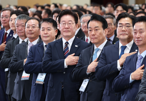 국민의례 하는 이재명 대통령