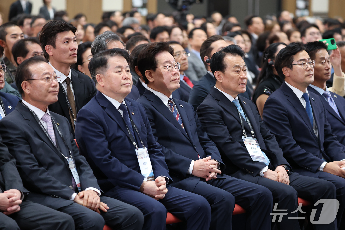 (인천=뉴스1) 이재명 기자 = 이재명 대통령이 28일 인천 송도에서 열린 제20회 세계한인의 날 기념식에서 주제영상을 시청하고 있다. (청와대통신사진기자단) 2026.9.28/뉴 …