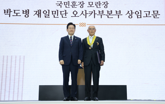 이재명 대통령, 박도병 상임고문에게 모란장 수여