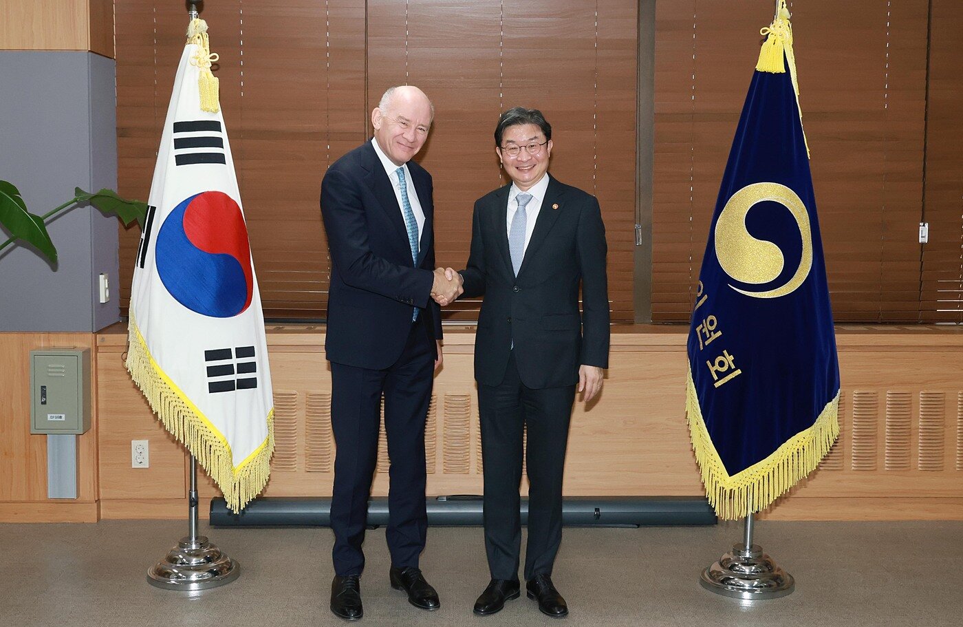 본문 이미지 - 이억원 금융위원장이 28일 오후 서울 종로구 정부서울청사에서 코너 키호 유엔 책임투자원칙(PRI) 이사회 의장과 기념 촬영을 하고 있다(금융위원회 제공).