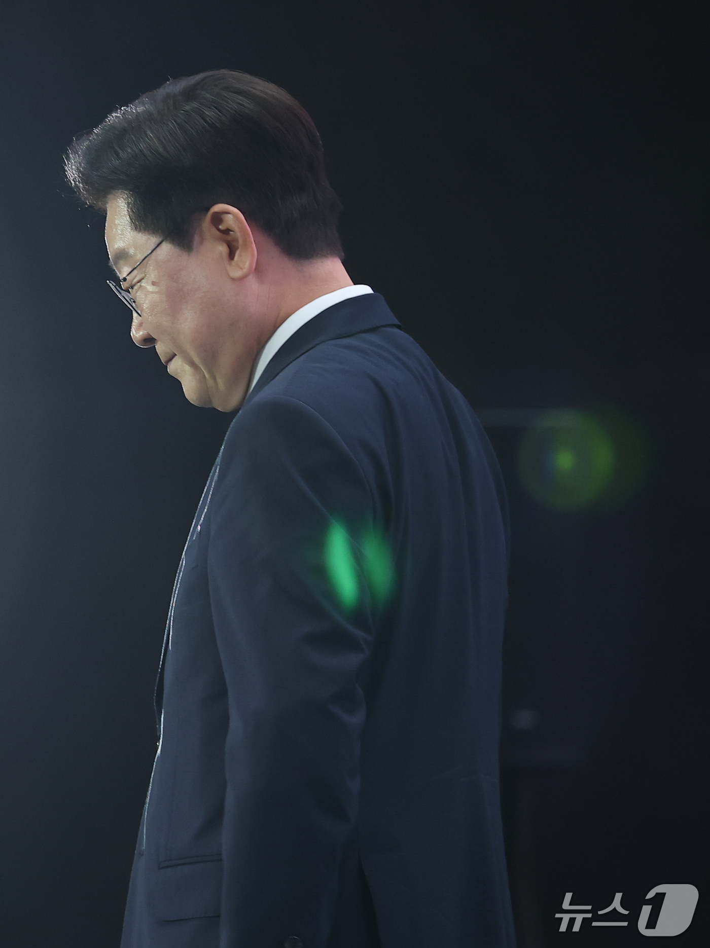 (인천=뉴스1) 이재명 기자 = 이재명 대통령이 28일 인천 송도에서 열린 제20회 세계한인의 날 기념식에서 기념사를 마친 후 단상을 내려가고 있다. (청와대통신사진기자단) 202 …