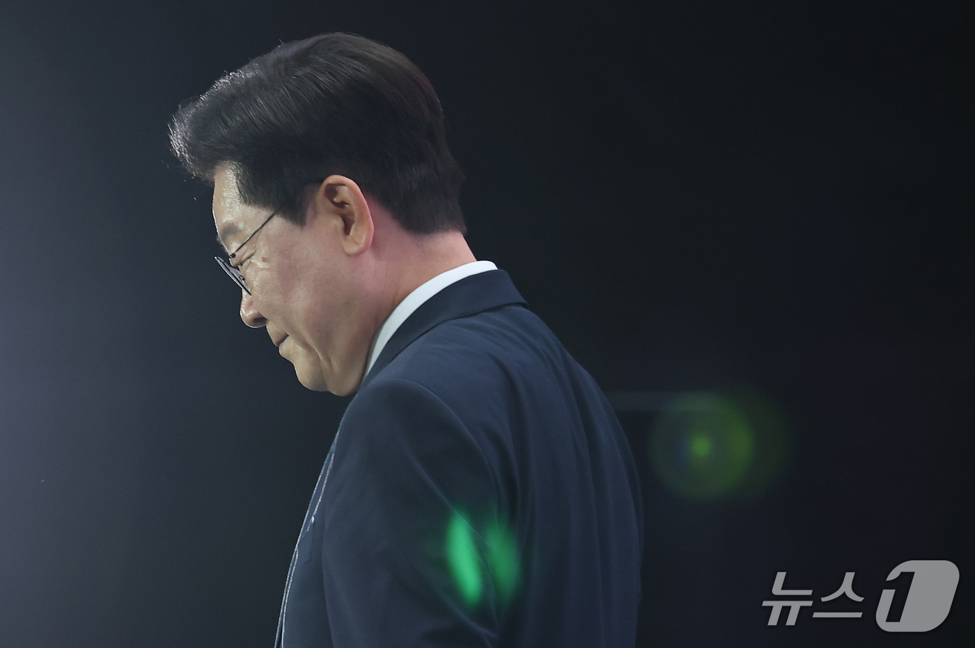 (인천=뉴스1) 이재명 기자 = 이재명 대통령이 28일 인천 송도에서 열린 제20회 세계한인의 날 기념식에서 기념사를 마친 후 단상을 내려가고 있다. (청와대통신사진기자단) 202 …