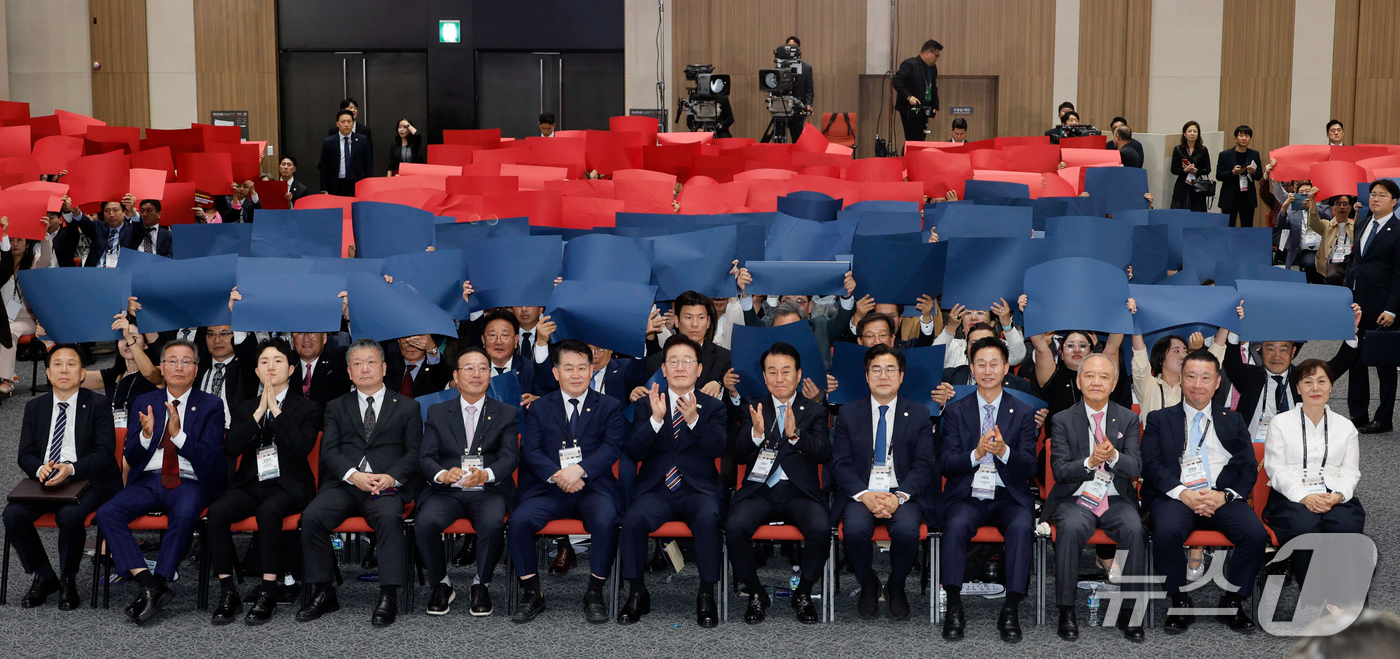 (인천=뉴스1) 이재명 기자 = 이재명 대통령이 28일 인천 송도에서 열린 제20회 세계한인의 날 기념식에서 퍼포먼스를 하고 있는 모습을 지켜보고 있다. (청와대통신사진기자단) 2 …