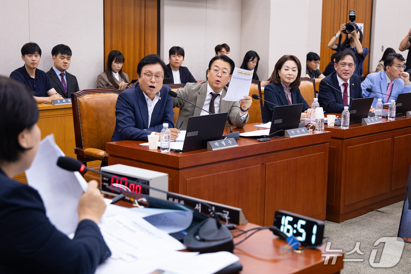 (서울=뉴스1) 유승관 기자 = 28일 서울 여의도 국회에서 열린 제439회 국회(정기회) 법제사법위원회 제8차 전체회의에서 국민의힘 위원들이 조희대 대법원장 국정감사 증인 채택에 …
