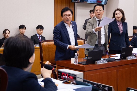 법사위, 與주도 조희대 국감증인 채택…野 반발해 퇴장(종합)