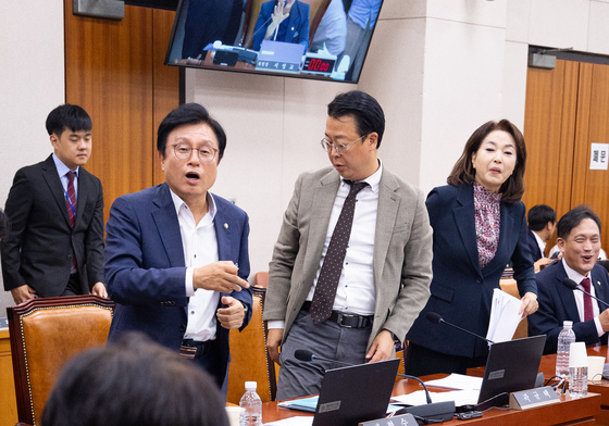 국민의힘, 조희대 대법원장 국감 증인 채택 항의하며 퇴장