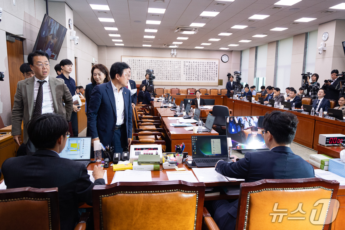 (서울=뉴스1) 유승관 기자 = 28일 서울 여의도 국회에서 열린 제439회 국회(정기회) 법제사법위원회 제8차 전체회의에서 국민의힘 위원들이 조희대 대법원장 국정감사 증인 채택에 …
