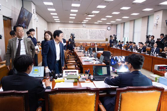 법사위 회의장 나서는 국민의힘