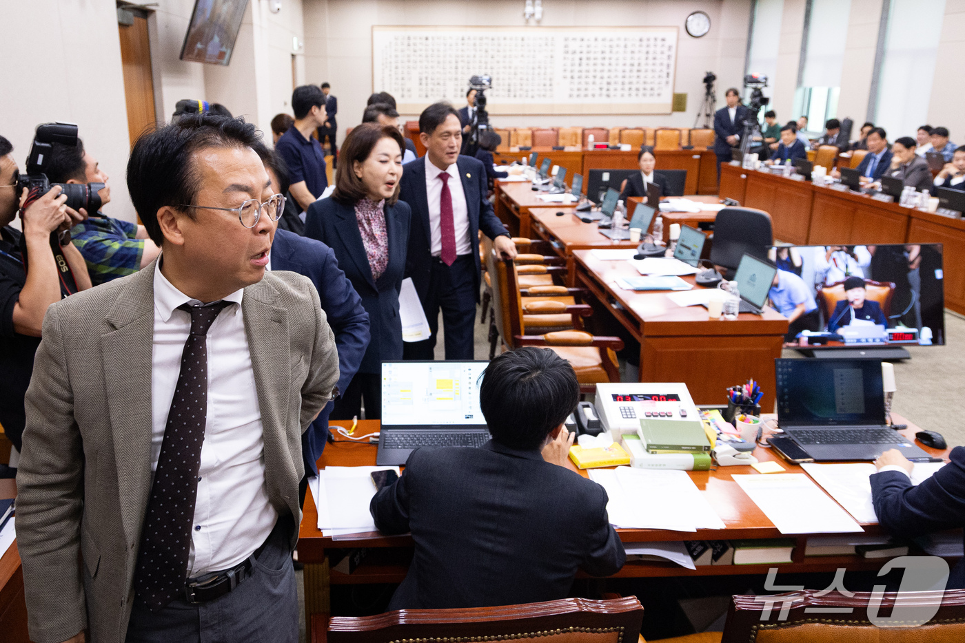 (서울=뉴스1) 유승관 기자 = 28일 서울 여의도 국회에서 열린 제439회 국회(정기회) 법제사법위원회 제8차 전체회의에서 국민의힘 위원들이 조희대 대법원장 국정감사 증인 채택에 …