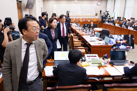 조희대 대법원장 국감 증인 채택 반발하며 퇴장하는 국민의힘