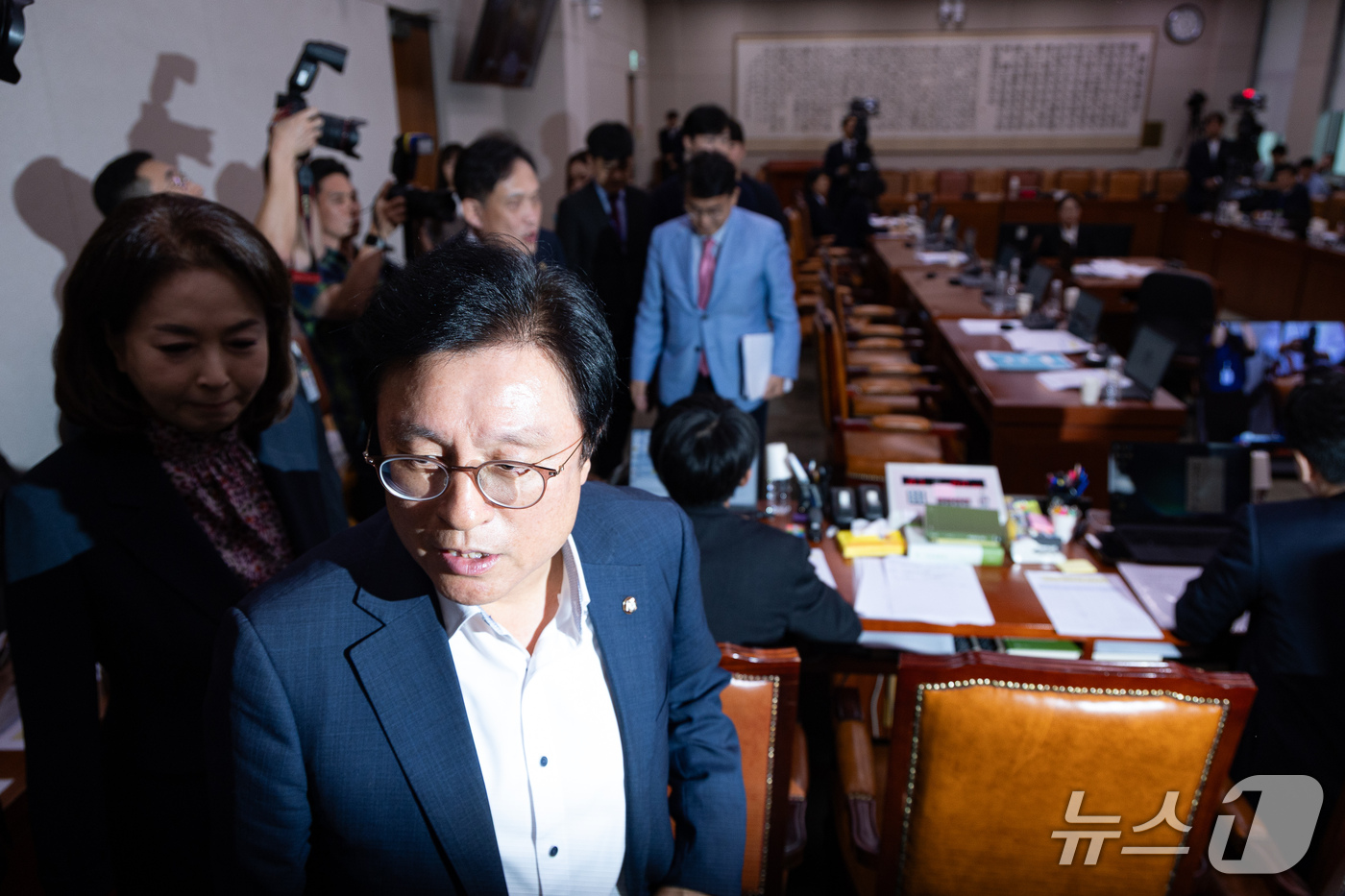 (서울=뉴스1) 유승관 기자 = 28일 서울 여의도 국회에서 열린 제439회 국회(정기회) 법제사법위원회 제8차 전체회의에서 국민의힘 위원들이 조희대 대법원장 국정감사 증인 채택에 …