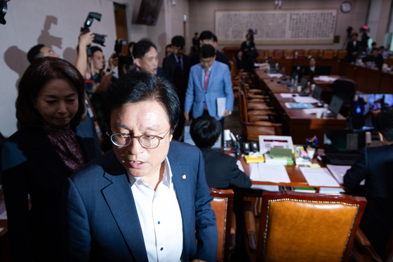 국민의힘, 조희대 대법원장 국정감사 증인 채택 반발하며 퇴장
