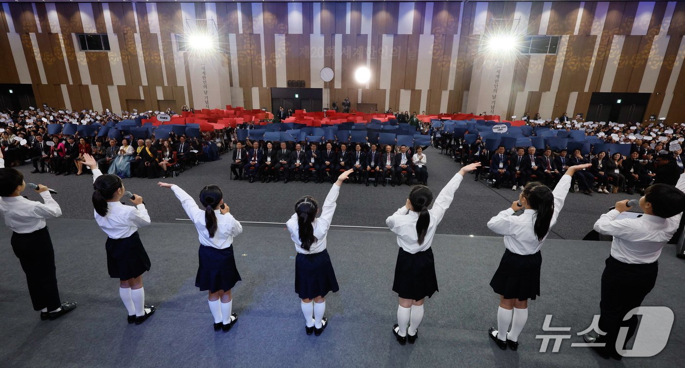 (인천=뉴스1) 이재명 기자 = 이재명 대통령이 28일 인천 송도에서 열린 제20회 세계한인의 날 기념식에서 퍼포먼스를 하고 있다. (청와대통신사진기자단) 2026.9.28/뉴스1 …
