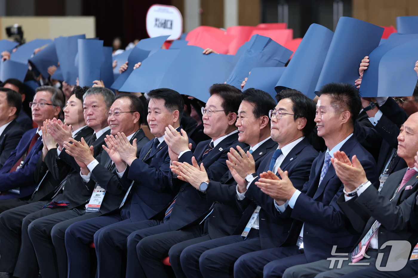 (인천=뉴스1) 이재명 기자 = 이재명 대통령이 28일 인천 송도에서 열린 제20회 세계한인의 날 기념식에서 퍼포먼스를 하고 있다. (청와대통신사진기자단) 2026.9.28/뉴스1 …